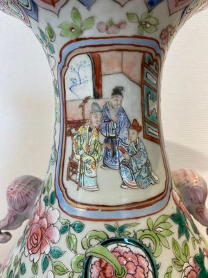 Paire de vases en porcelaine de Chine famille rose aux anses en forme d'éléphant, 19ème — photo 6