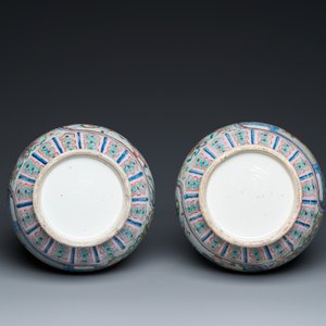 Paire de vases en porcelaine de Chine famille rose aux anses en forme d'éléphant, 19ème — photo 6