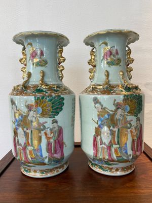 Paire de vases en porcelaine de Chine famille rose de Canton à décor d'immortels, 19ème — photo 3