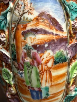 Paire de vases en porcelaine de Chine famille rose de Canton à décor mandarin et floral en relief, Qianlong — photo 13