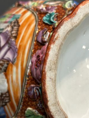 Paire de vases en porcelaine de Chine famille rose de Canton à décor mandarin et floral en relief, Qianlong — photo 16