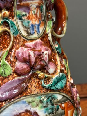 Paire de vases en porcelaine de Chine famille rose de Canton à décor mandarin et floral en relief, Qianlong — photo 20