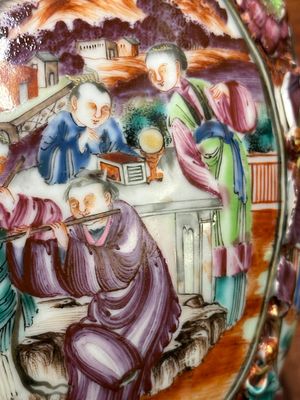 Paire de vases en porcelaine de Chine famille rose de Canton à décor mandarin et floral en relief, Qianlong — photo 25