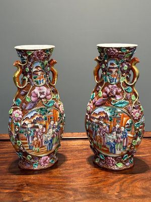 Paire de vases en porcelaine de Chine famille rose de Canton à décor mandarin et floral en relief, Qianlong — photo 3
