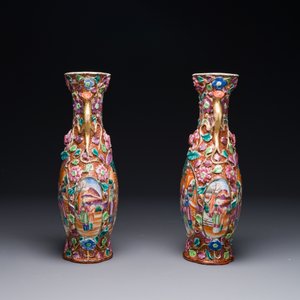 Paire de vases en porcelaine de Chine famille rose de Canton à décor mandarin et floral en relief, Qianlong — photo 2