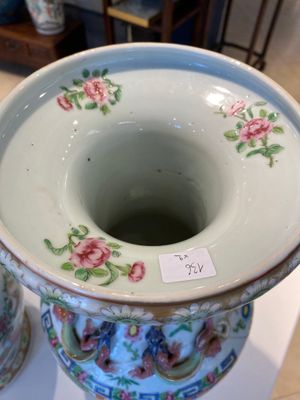 Paire de vases en porcelaine de Chine famille rose de Canton aux anses en forme de canards, 19ème — photo 6