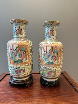 Paire de vases en porcelaine de Chine famille rose de Canton sur socles en bois, 19ème — photo 1