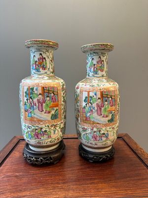 Paire de vases en porcelaine de Chine famille rose de Canton sur socles en bois, 19ème — photo 3