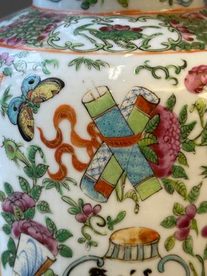 Paire de vases en porcelaine de Chine famille rose de Canton sur socles en bois, 19ème — photo 7