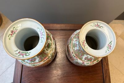 Paire de vases en porcelaine de Chine famille rose de Canton sur socles en bois, 19ème — photo 9