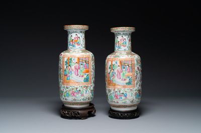 Paire de vases en porcelaine de Chine famille rose de Canton sur socles en bois, 19ème