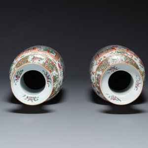 Paire de vases en porcelaine de Chine famille rose de Canton sur socles en bois, 19ème — photo 4