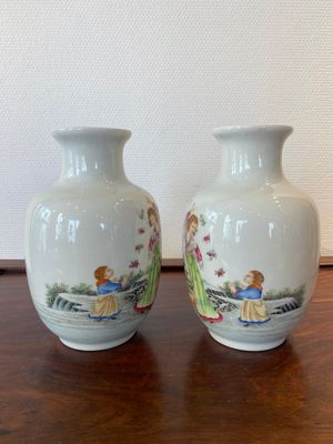 Paire de vases en porcelaine de Chine famille rose, marque de Qianlong, 20ème — photo 2