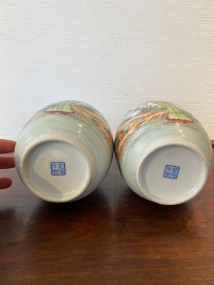 Paire de vases en porcelaine de Chine famille rose, marque de Qianlong, 20ème — photo 6