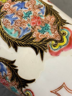 Paire de vases en porcelaine de Chine famille rose montés en lampes en bronze doré, Yongzheng — photo 10