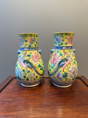 Paire de vases en porcelaine de Chine famille rose sur fond jaune pour le marché Straits ou Peranakan, 19ème — photo 1