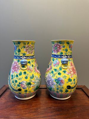 Paire de vases en porcelaine de Chine famille rose sur fond jaune pour le marché Straits ou Peranakan, 19ème — photo 2