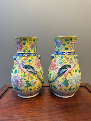 Paire de vases en porcelaine de Chine famille rose sur fond jaune pour le marché Straits ou Peranakan, 19ème — photo 3