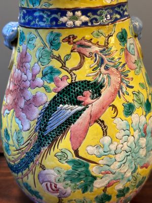 Paire de vases en porcelaine de Chine famille rose sur fond jaune pour le marché Straits ou Peranakan, 19ème — photo 6