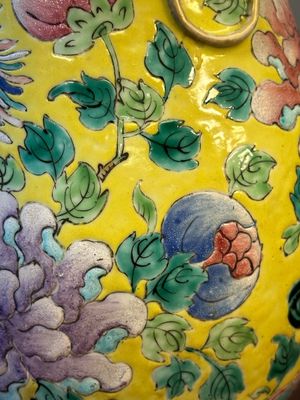 Paire de vases en porcelaine de Chine famille rose sur fond jaune pour le marché Straits ou Peranakan, 19ème — photo 9
