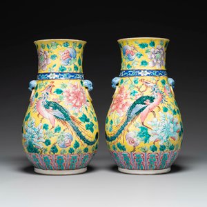 Paire de vases en porcelaine de Chine famille rose sur fond jaune pour le marché Straits ou Peranakan, 19ème — photo 3
