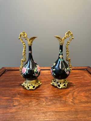 Paire de vases en porcelaine de Chine famille rose sur fond noir aux montures en bronze doré, Yongzheng — photo 1