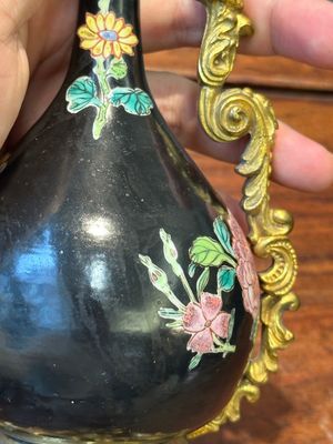 Paire de vases en porcelaine de Chine famille rose sur fond noir aux montures en bronze doré, Yongzheng — photo 6