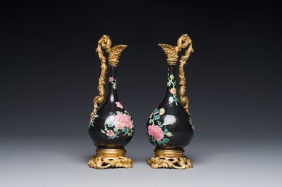 Paire de vases en porcelaine de Chine famille rose sur fond noir aux montures en bronze doré, Yongzheng