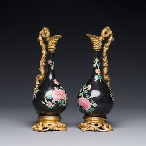 Paire de vases en porcelaine de Chine famille rose sur fond noir aux montures en bronze doré, Yongzheng — photo 1