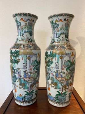 Paire de vases en porcelaine de Chine famille verte de Canton à décor de scènes de jardin, 19ème — photo 1