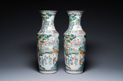 Paire de vases en porcelaine de Chine famille verte de Canton à décor de scènes de jardin, 19ème