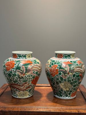 Paire de vases en porcelaine de Chine wucai à décor de phénix et pivoines, époque Transition — photo 1