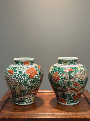 Paire de vases en porcelaine de Chine wucai à décor de phénix et pivoines, époque Transition — photo 2
