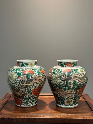 Paire de vases en porcelaine de Chine wucai à décor de phénix et pivoines, époque Transition — photo 3