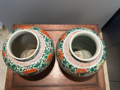 Paire de vases en porcelaine de Chine wucai à décor de phénix et pivoines, époque Transition — photo 4