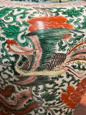 Paire de vases en porcelaine de Chine wucai à décor de phénix et pivoines, époque Transition — photo 7
