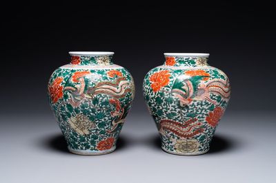 Paire de vases en porcelaine de Chine wucai à décor de phénix et pivoines, époque Transition
