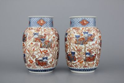 Paire de vases en porcelaine de Japon Imari à décor de chats, 19e