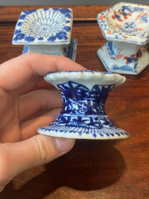 Paire de vases et quatre salerons en porcelaine de Chine en bleu et blanc, famille rose et de style Imari, Kangxi/Qianlong — photo 12