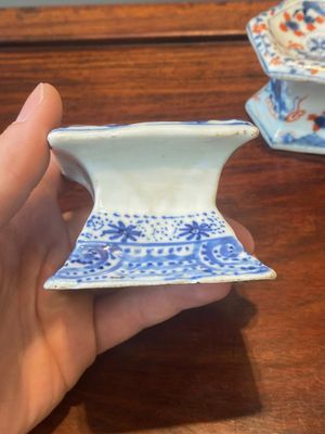 Paire de vases et quatre salerons en porcelaine de Chine en bleu et blanc, famille rose et de style Imari, Kangxi/Qianlong — photo 17