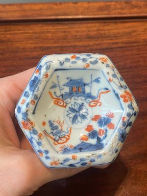 Paire de vases et quatre salerons en porcelaine de Chine en bleu et blanc, famille rose et de style Imari, Kangxi/Qianlong — photo 24
