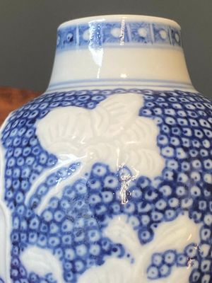 Paire de vases et quatre salerons en porcelaine de Chine en bleu et blanc, famille rose et de style Imari, Kangxi/Qianlong — photo 36
