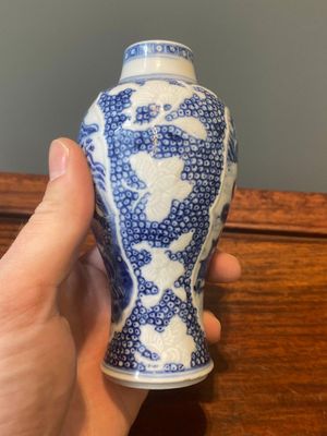Paire de vases et quatre salerons en porcelaine de Chine en bleu et blanc, famille rose et de style Imari, Kangxi/Qianlong — photo 40