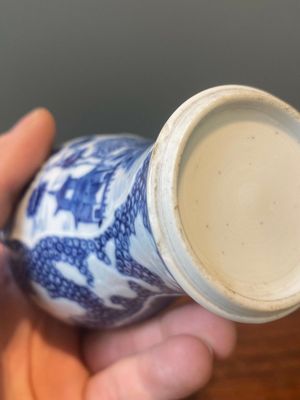 Paire de vases et quatre salerons en porcelaine de Chine en bleu et blanc, famille rose et de style Imari, Kangxi/Qianlong — photo 44