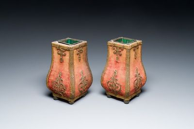 Paire de vases Louis XIV recouverts de velours et fils d'or, avec doublure en métal, France, 18ème