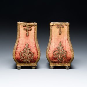 Paire de vases Louis XIV recouverts de velours et fils d'or, avec doublure en métal, France, 18ème — photo 5