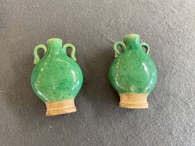 Paire de vases miniatures en porcelaine de Chine en vert monochrome, Ming — photo 1