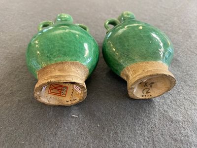Paire de vases miniatures en porcelaine de Chine en vert monochrome, Ming — photo 3