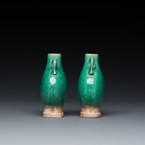 Paire de vases miniatures en porcelaine de Chine en vert monochrome, Ming — photo 2