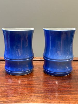 Paire de vases murals en porcelaine de Chine en bleu monochrome en forme de bamboo, 19/20ème — photo 1